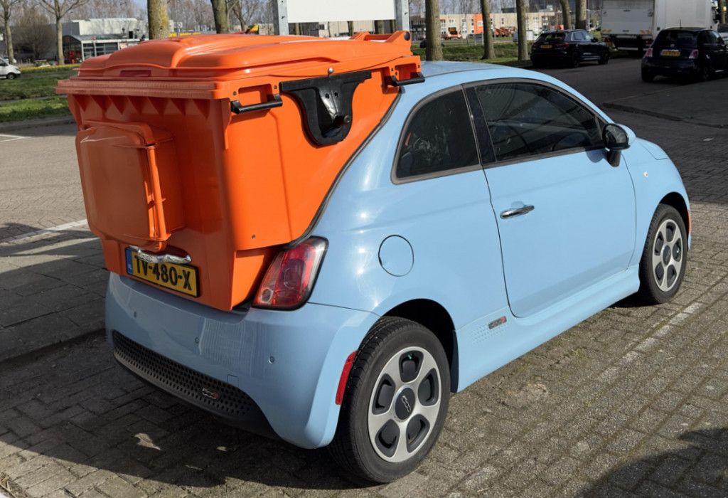 The smallest garbage truck in the world was made by the Fiat 500e.